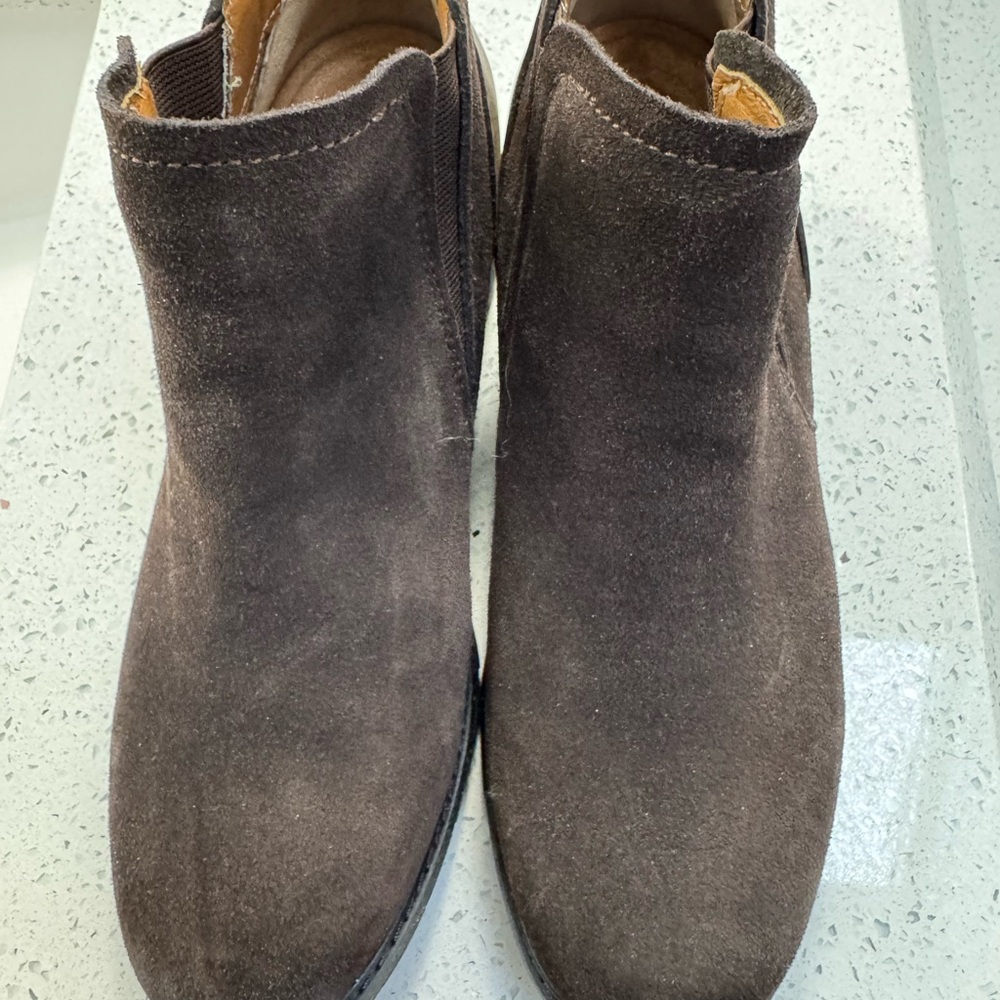 Frankie Boot

Meet your new favorite slip-on boot, the Frankie! Size US7
